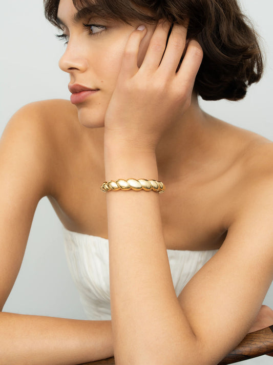 Beaches Wide Gold Conch Shell Bangle